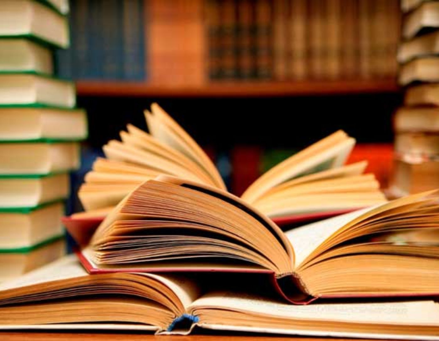 أفضل برنامج لتصميم الكتب في عام 2025،صورة لكتب تتطاير صفحاتها